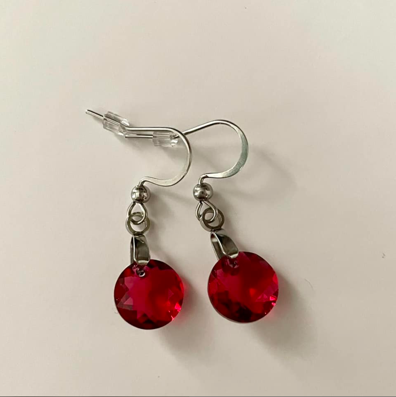 Boucles Classiques en Cristal Écarlate