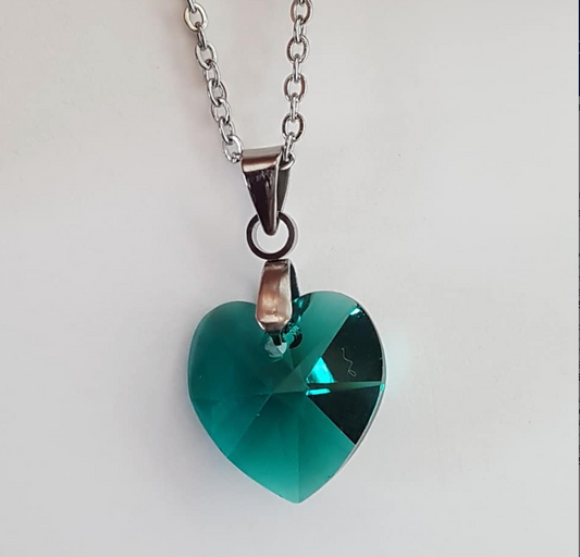Petit coeur 10mm en cristal Émeraude translucide