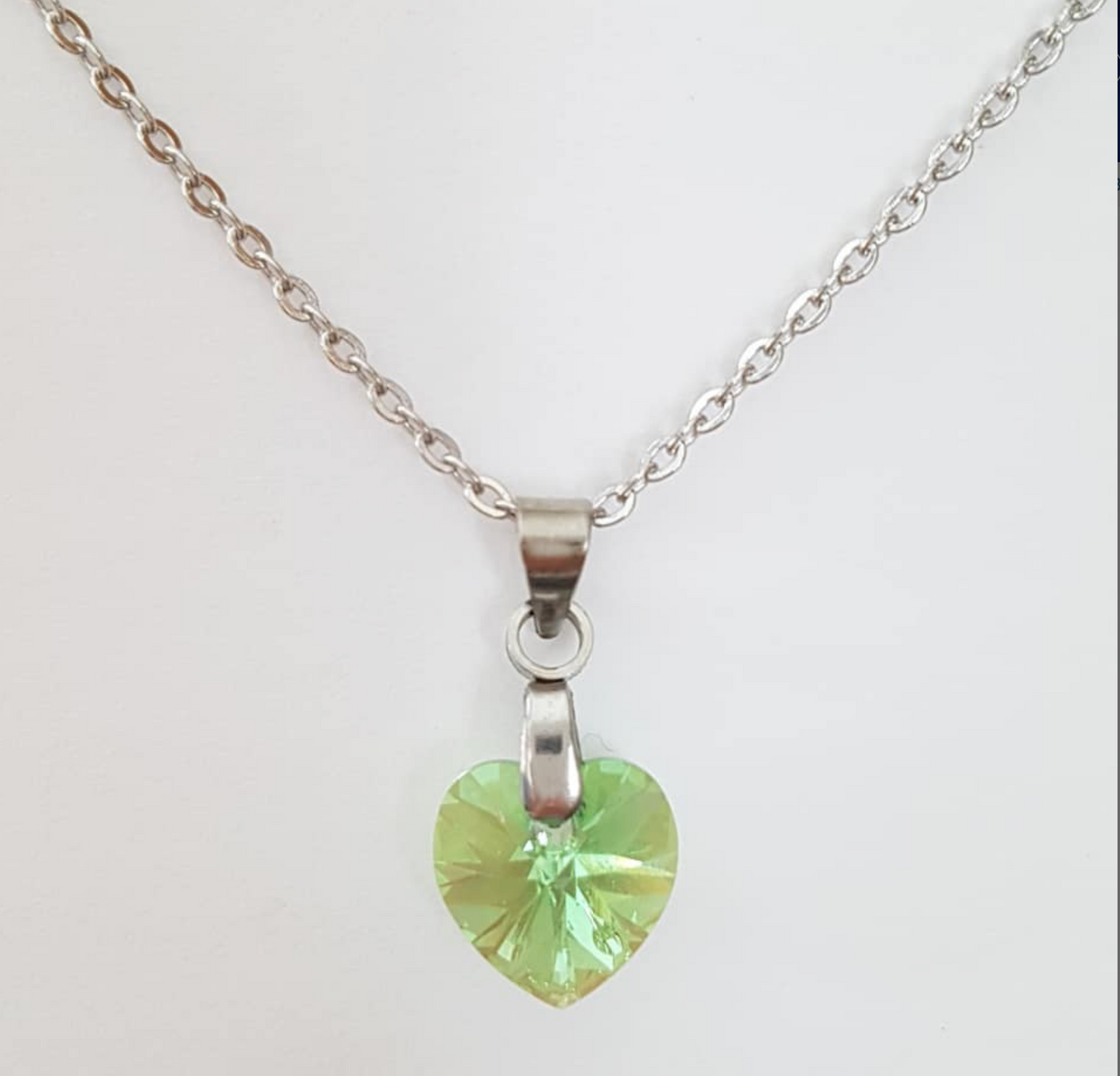 Petit coeur 10mm en cristal Péridot Aurore Boréale