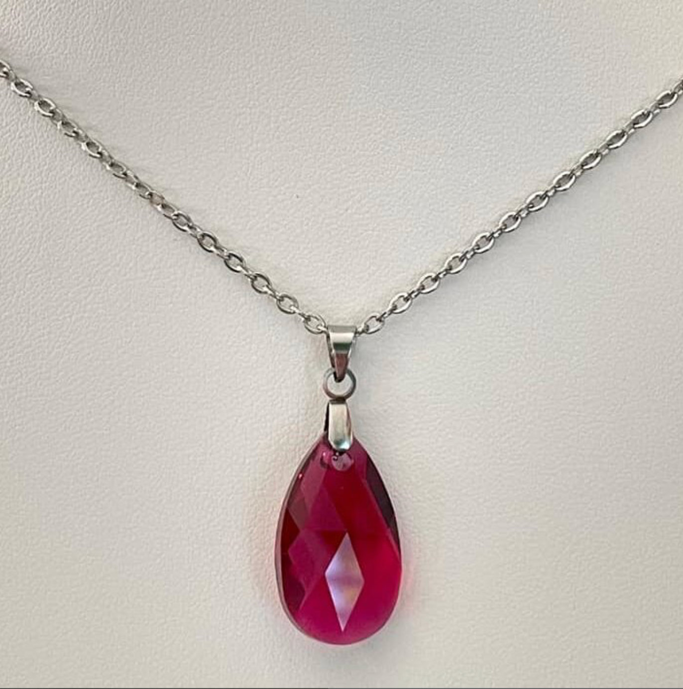 Grosse Poire en Cristal Rubis Translucide