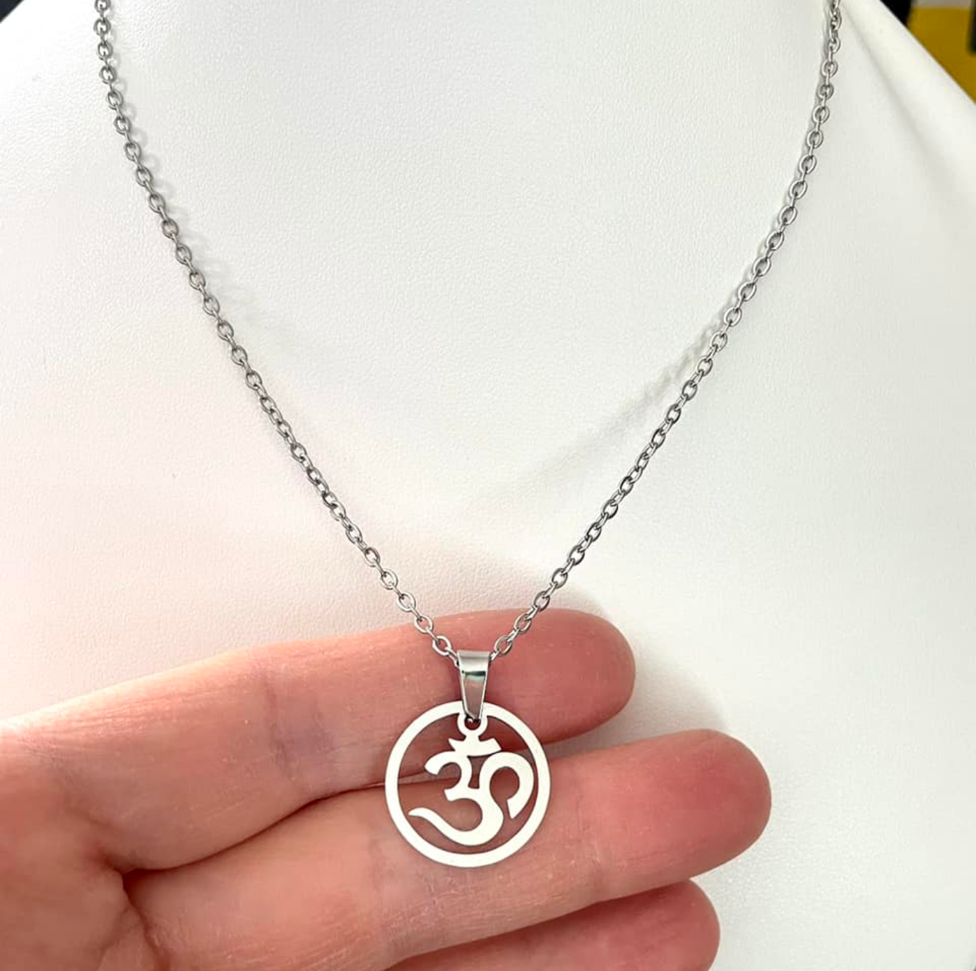 Pendentif Om en inox