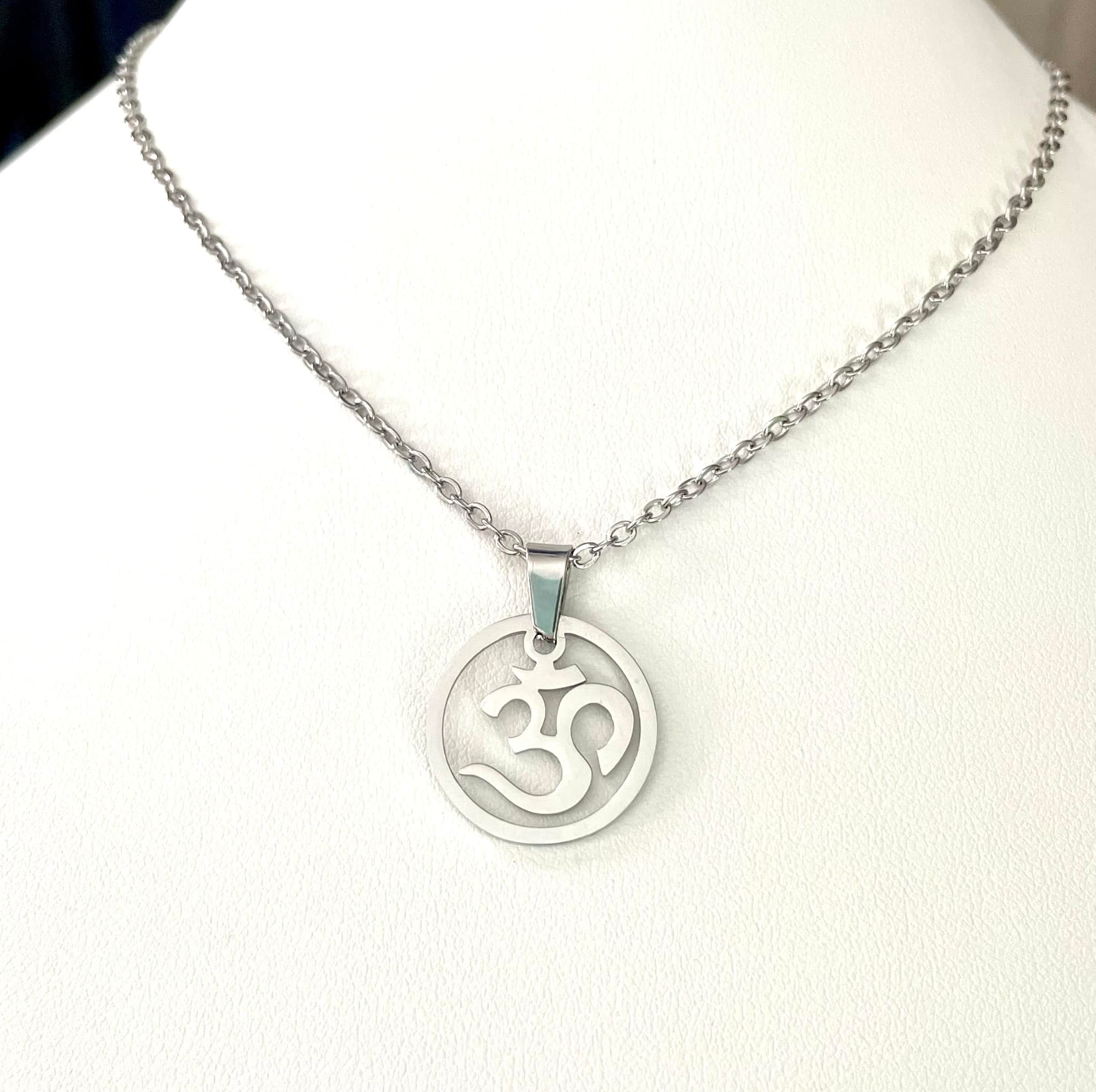 Pendentif Om en inox