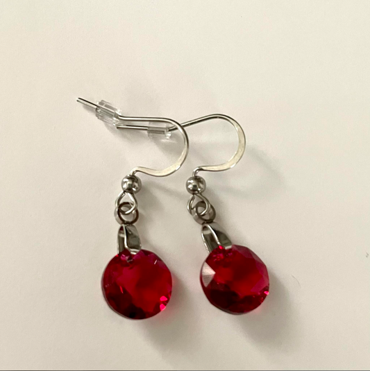 Boucles Classiques en Cristal Écarlate