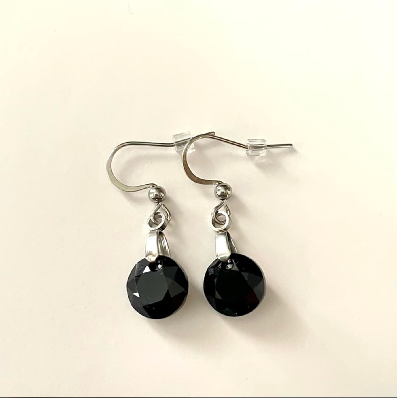 Boucles Classiques en Cristal Noir