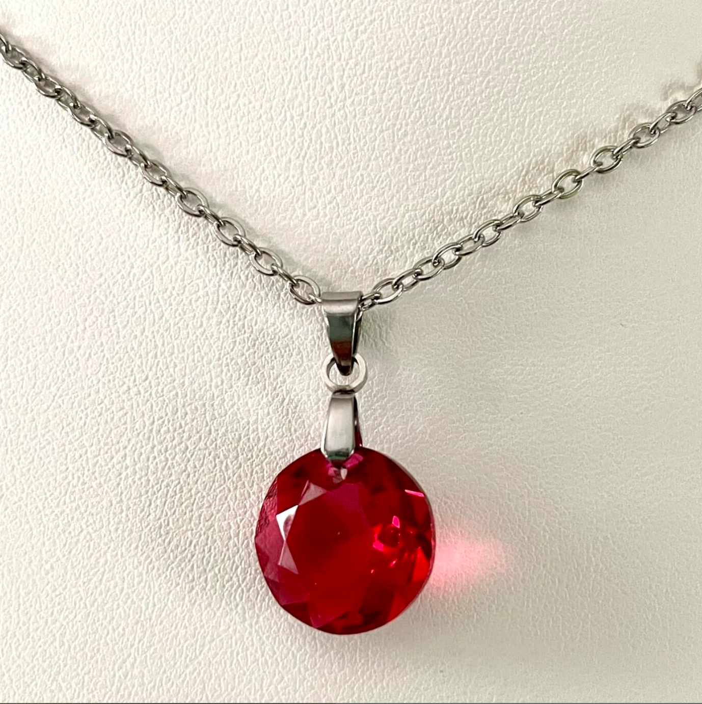 Moyen Classique en Cristal Écarlate Translucide